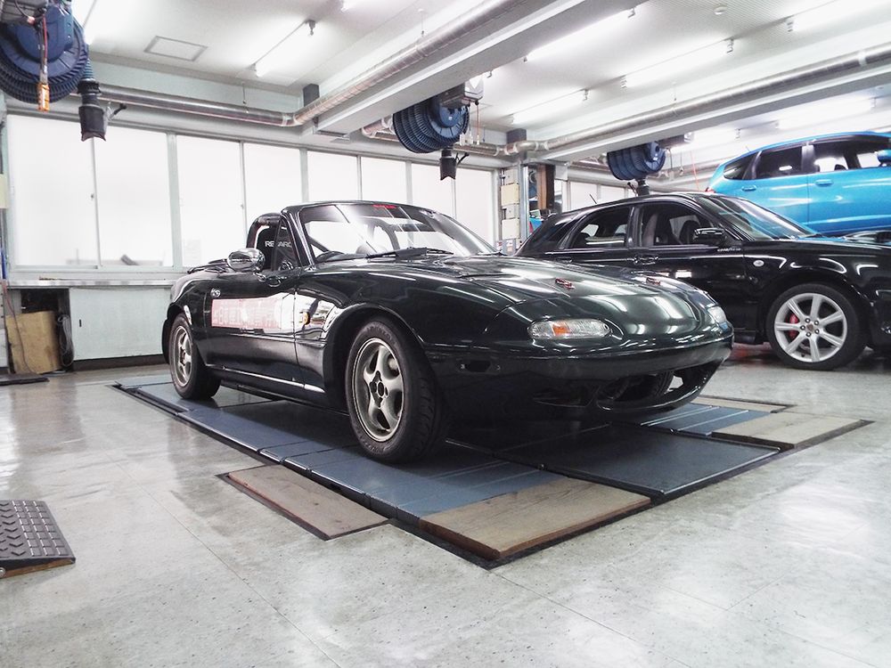 実践レーシングメカニック教材車のユーノス・ロードスター