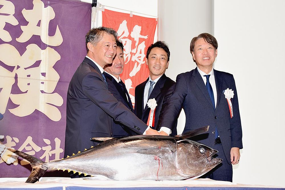 完成記念式典ではマグロの解体ショーで会場を盛り上げた
