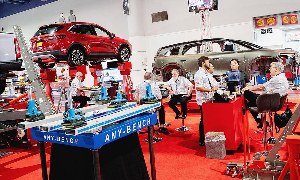 レストアや整備、補修関連の展示も多い