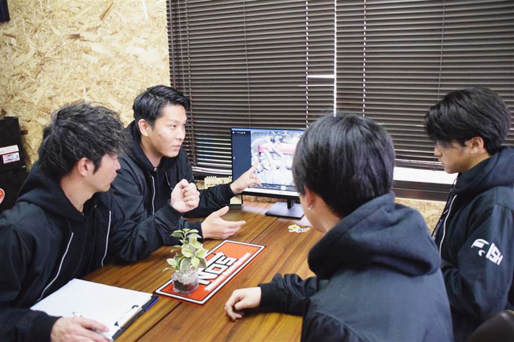 モニターで車両を観察しながら商品化について話し合う