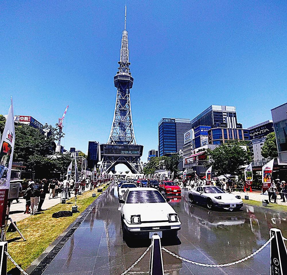 久屋大通公園に並んだクラシックカー
