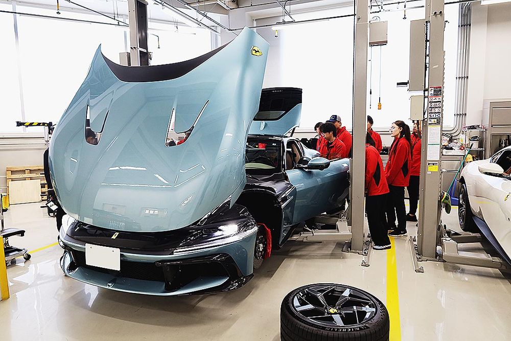 整備入庫しているフェラーリ