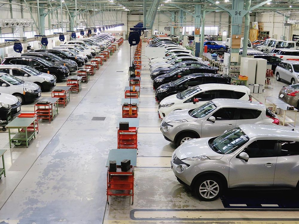 実習車がずらりと並ぶ実習棟