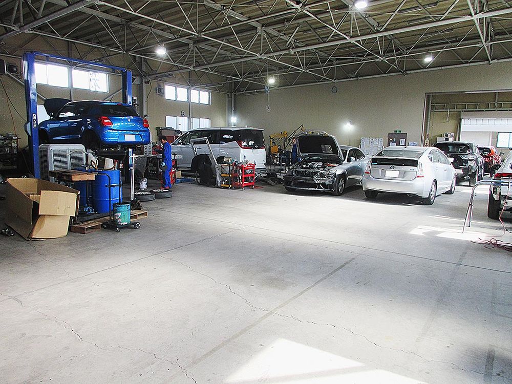 卸町工場の車検整備用リフトとフレーム修正機