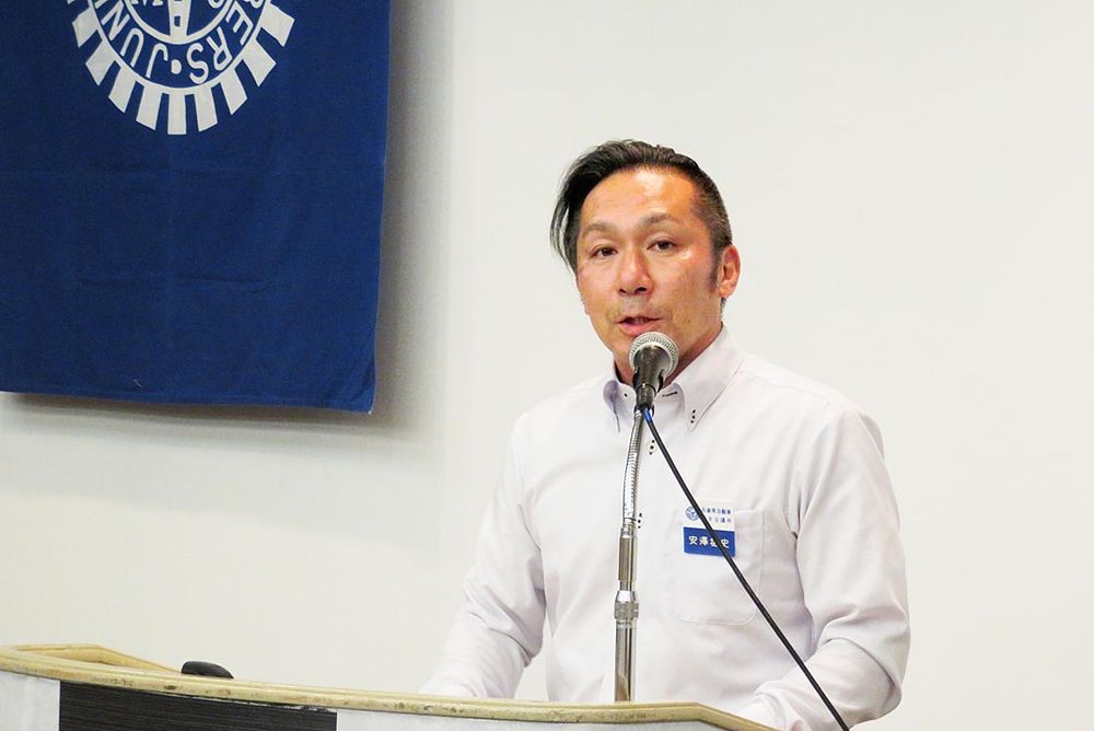 あいさつする安澤理事長