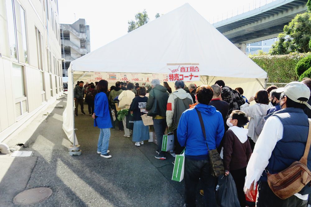 特売企画は開催直後から盛況だった