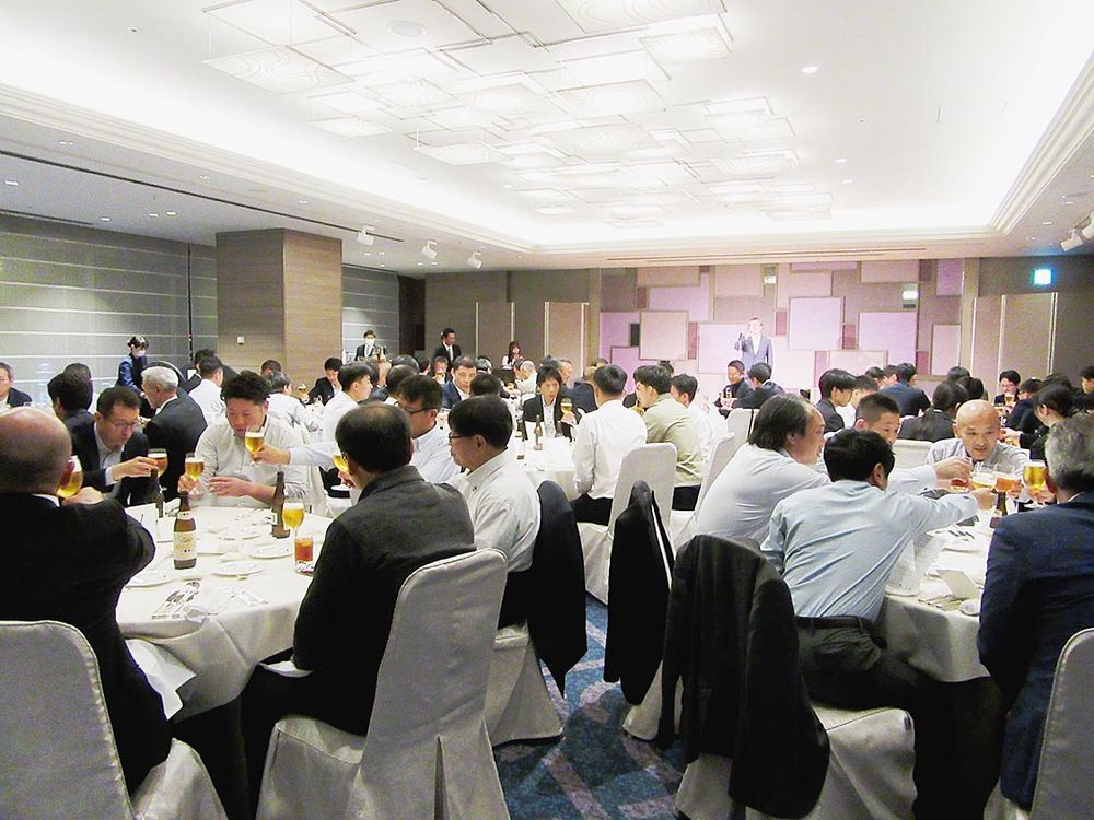 懇親会では、乾杯で互いの「日本一」達成を祝った