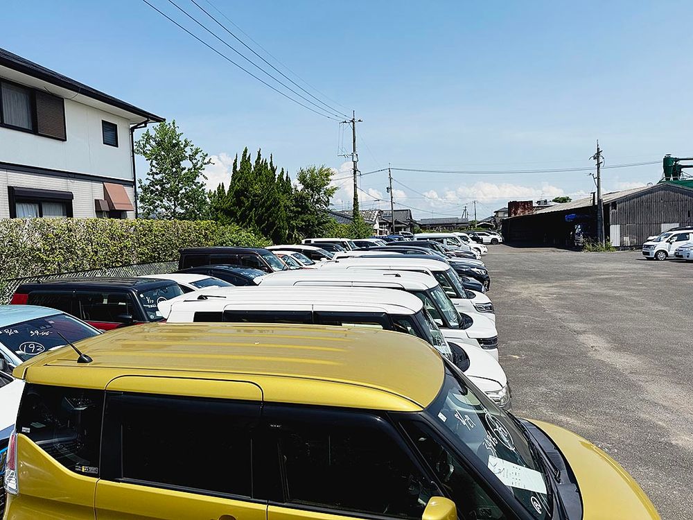 ヤードに保管された全損車両（あいおいニッセイ同和損保提供）
