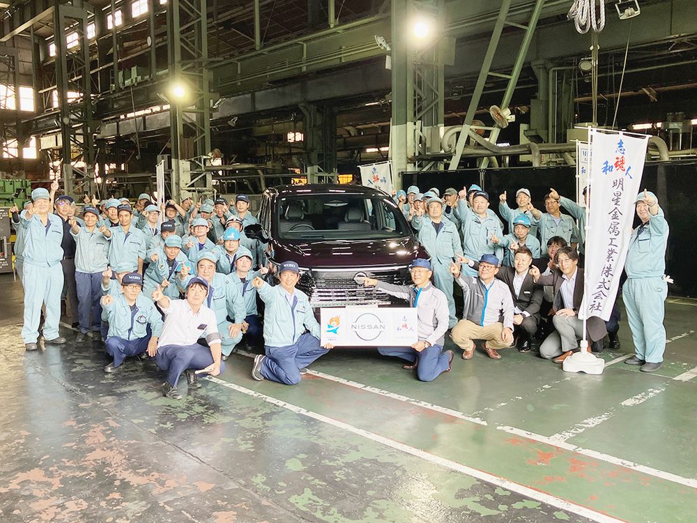 日産新型「エルグランド」を囲んで記念写真に納まる式典の参加者
