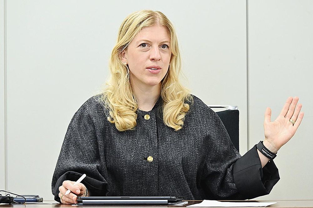 脱炭素化への対応と人材育成の重要性を語るクスマノ理事