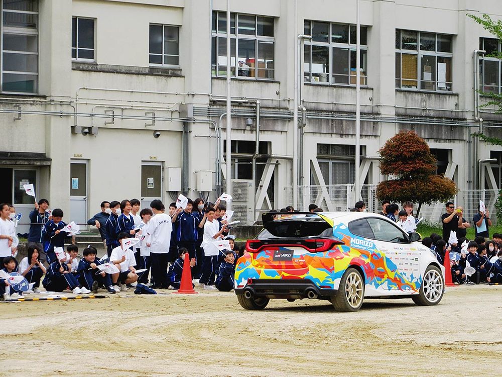 天理市立西中学校での特別授業で生徒を沸かせたＴＧＲ