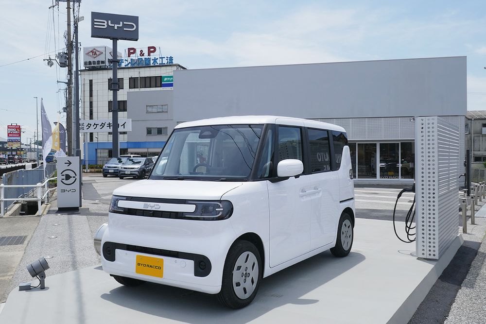 ８月１日にオープンしたＢＹＤオート彦根と新型車「ラッコ」