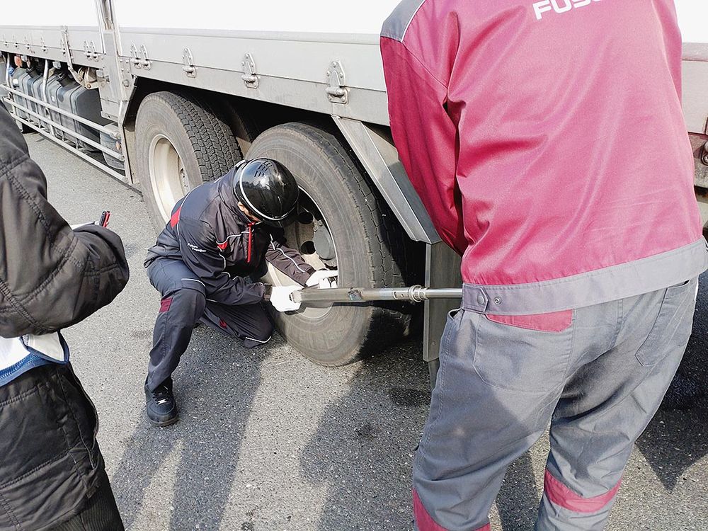大型車のホイール・ナットの増し締め点検を実施した