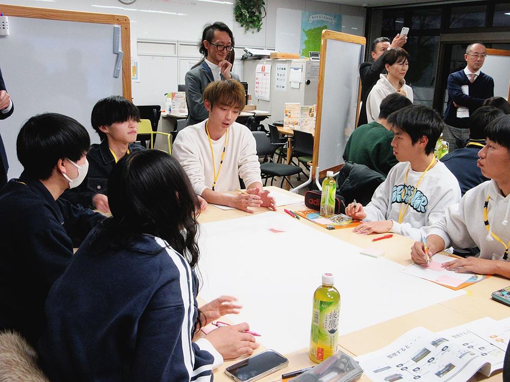 ワークショップで「和歌山地区の人たちはどんな状態になったら幸せ？」との命題に取り組む参加者