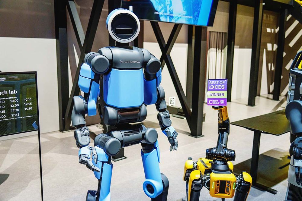 ヒョンデグループ傘下企業が開発した「アトラス」（写真左）