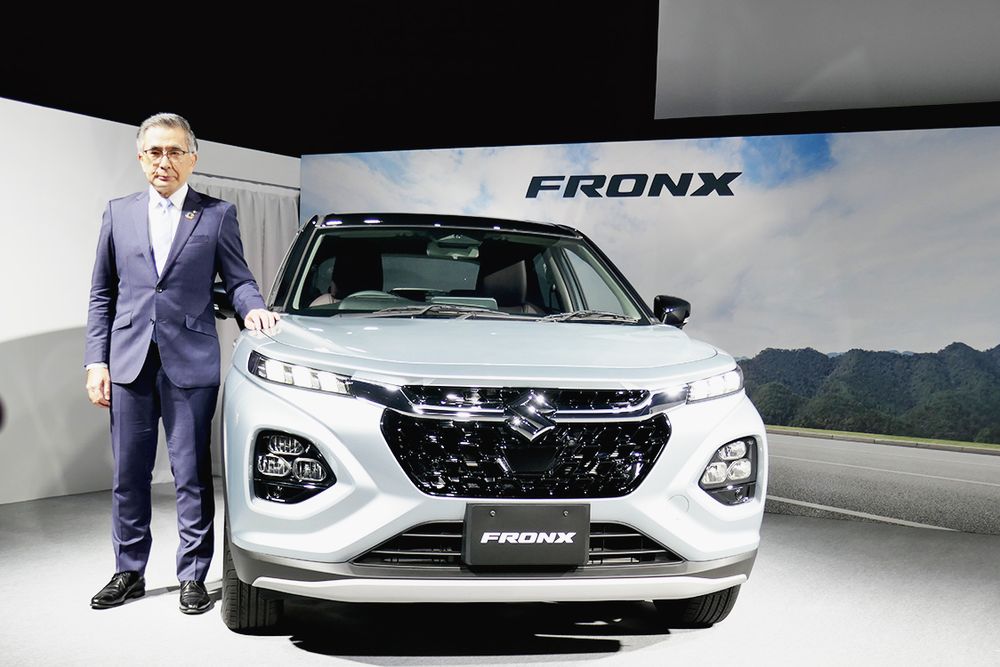 販売好調な「フロンクス」と鈴木社長
