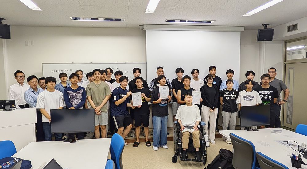 最後には関係者らと記念撮影した
