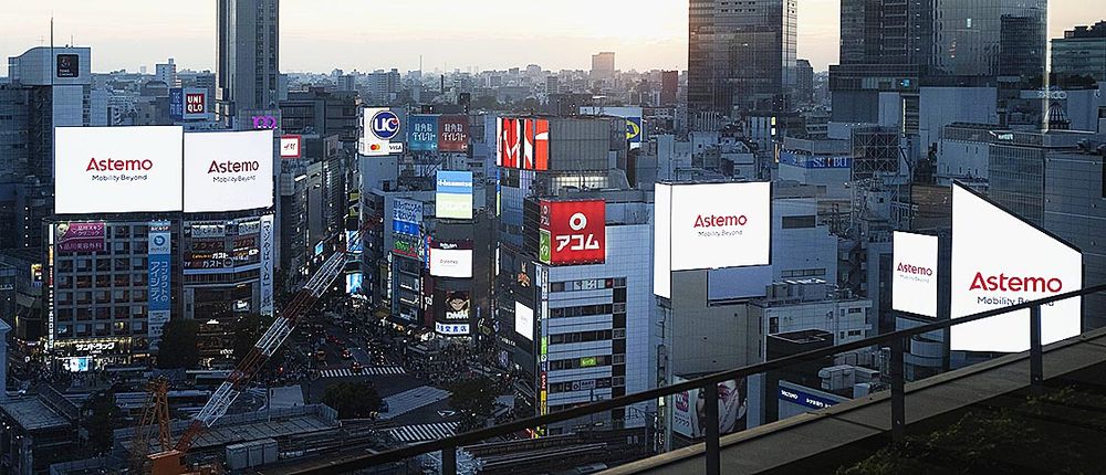 渋谷で拠点を紹介する動画も積極的に流す
