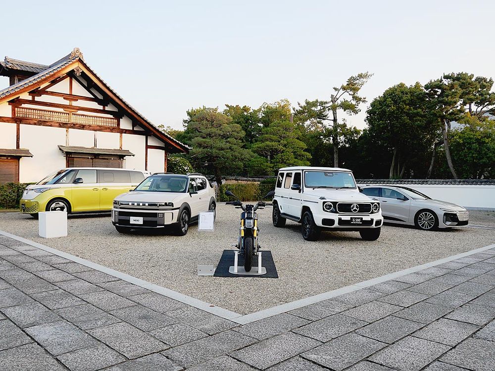 四輪車に混じり、電動二輪車も出展