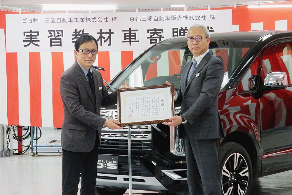 樋口社長（右）に感謝状を手渡す佐々木校長