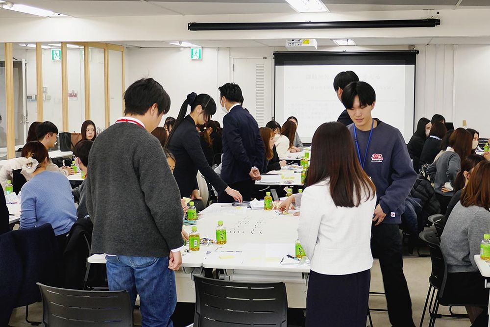 今回は産官学連携の形で実施し、ＨＭ近畿と損保ジャパンの女性社員のほか、神戸市の協力や大学生らも参加した
