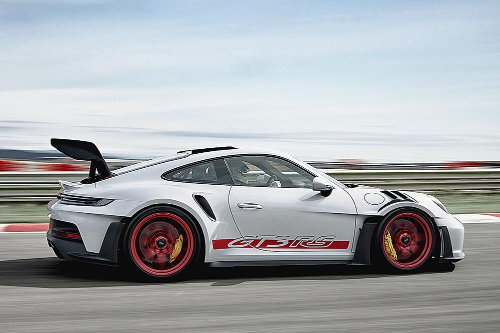 欧州メーカーの高性能車種が主な受け皿（帝人製ドアパネルを採用したポルシェ「９１１ＧＴ３ＲＳ」）