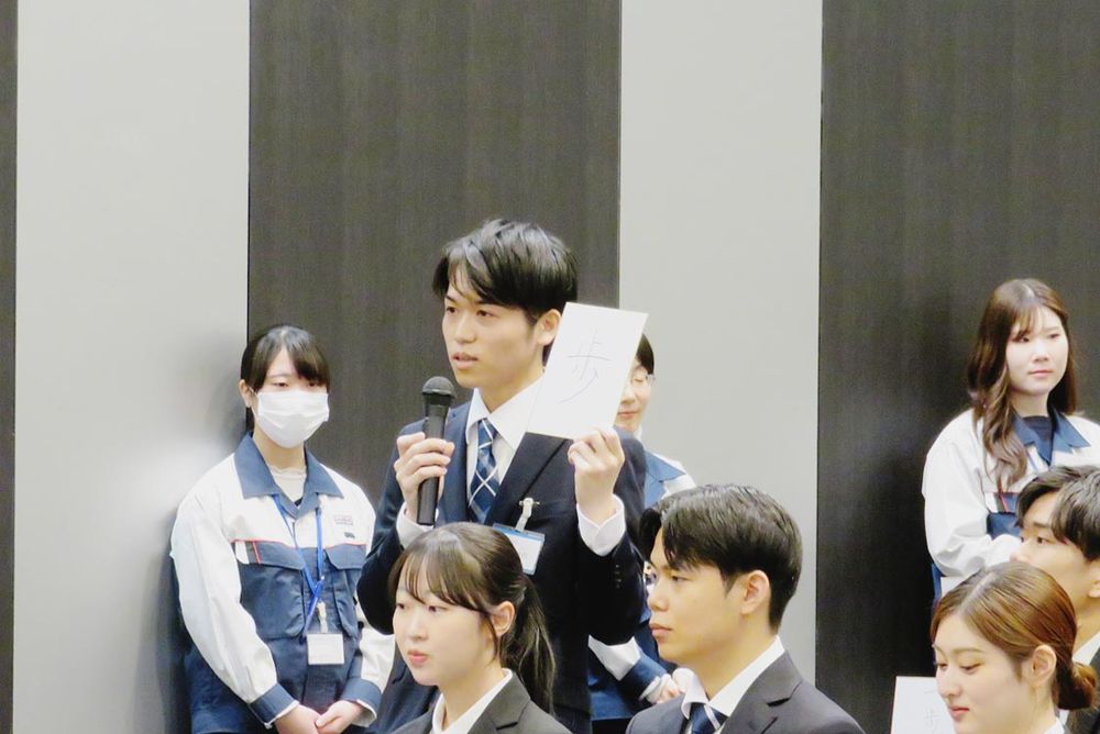 バンドー化学の入社式では新入社員が大切にしている言葉を色紙に