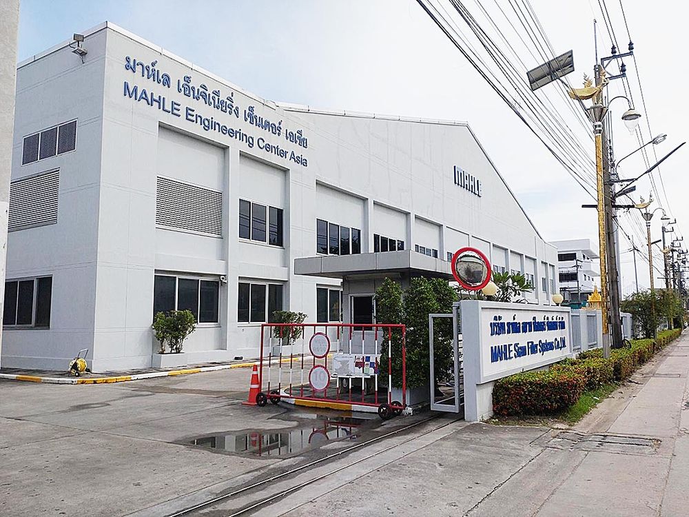 空港にもほど近い場所にある拠点の外観