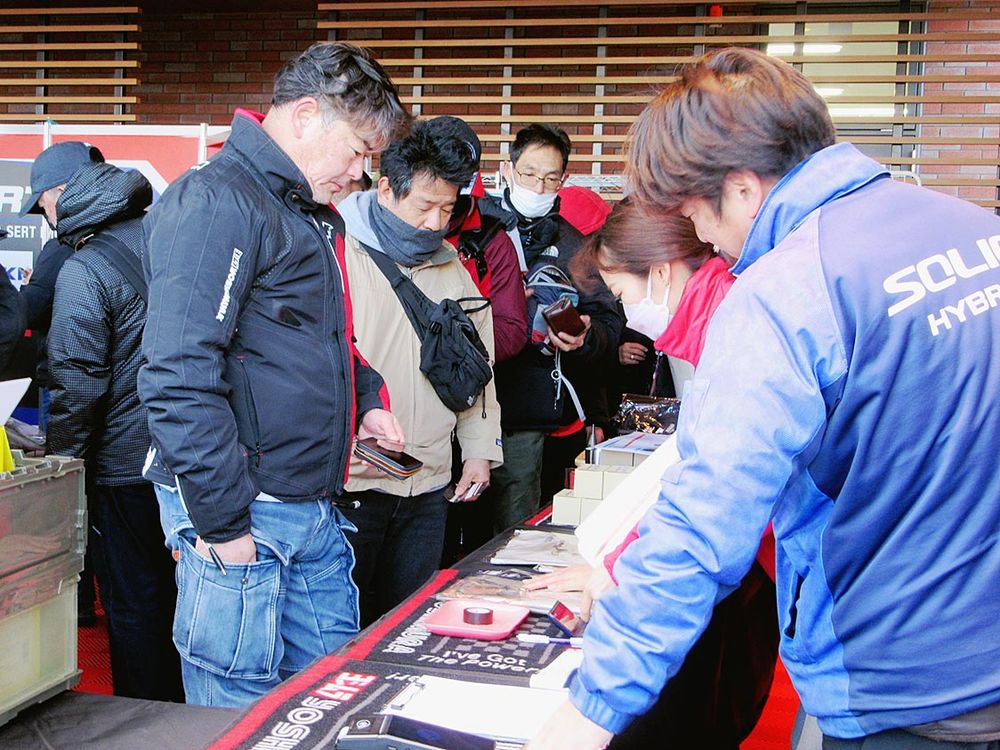 敷地内でヨシムラ＃６０４限定グッズを販売した