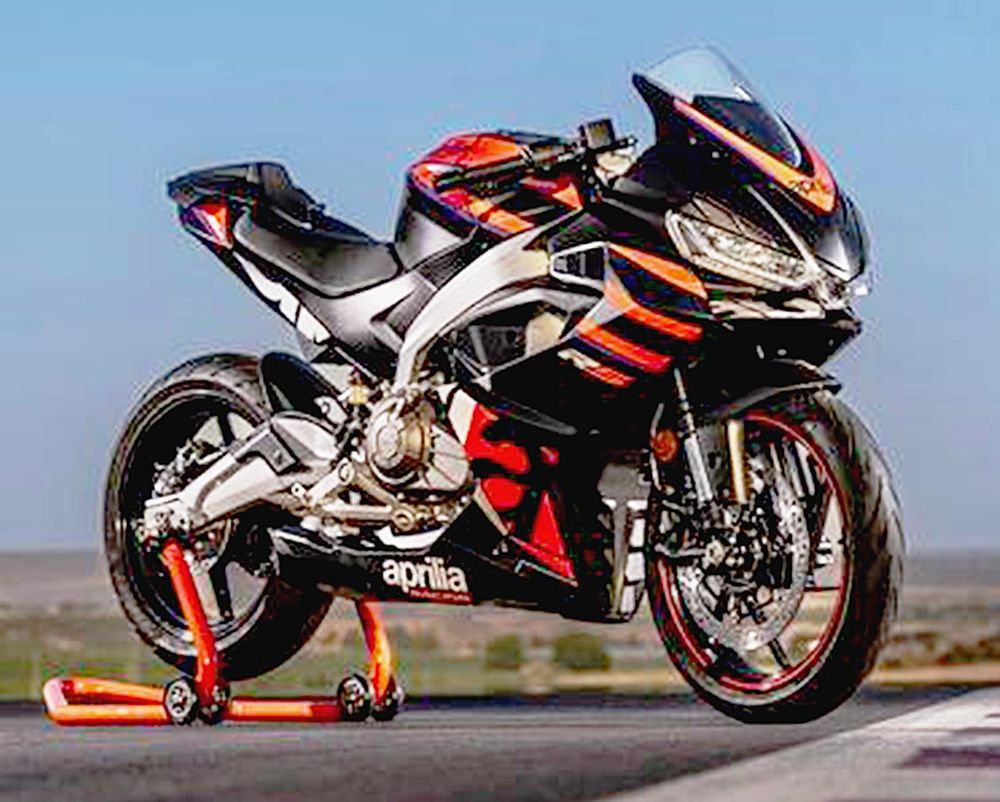 インポートモーターサイクルワールドには輸入二輪の名門が集う（写真はアプリリア「ＲＳ４５７」）