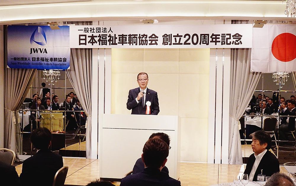 あいさつする上田理事長