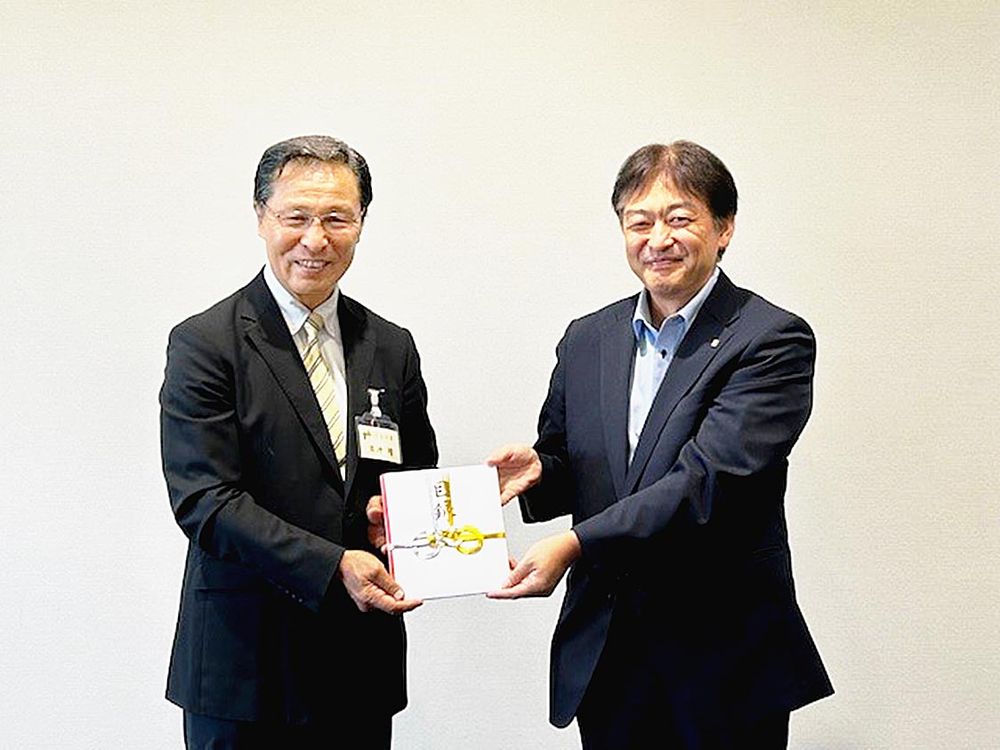いなべ市での寄付贈呈式。日沖靖市長（左）と髙木和広三重工場長