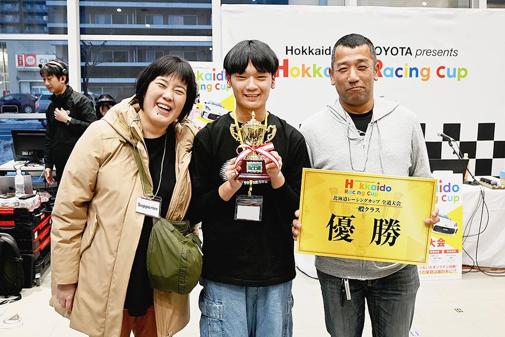 優勝したＫ．ＳＡＴＯさん（中央）と両親