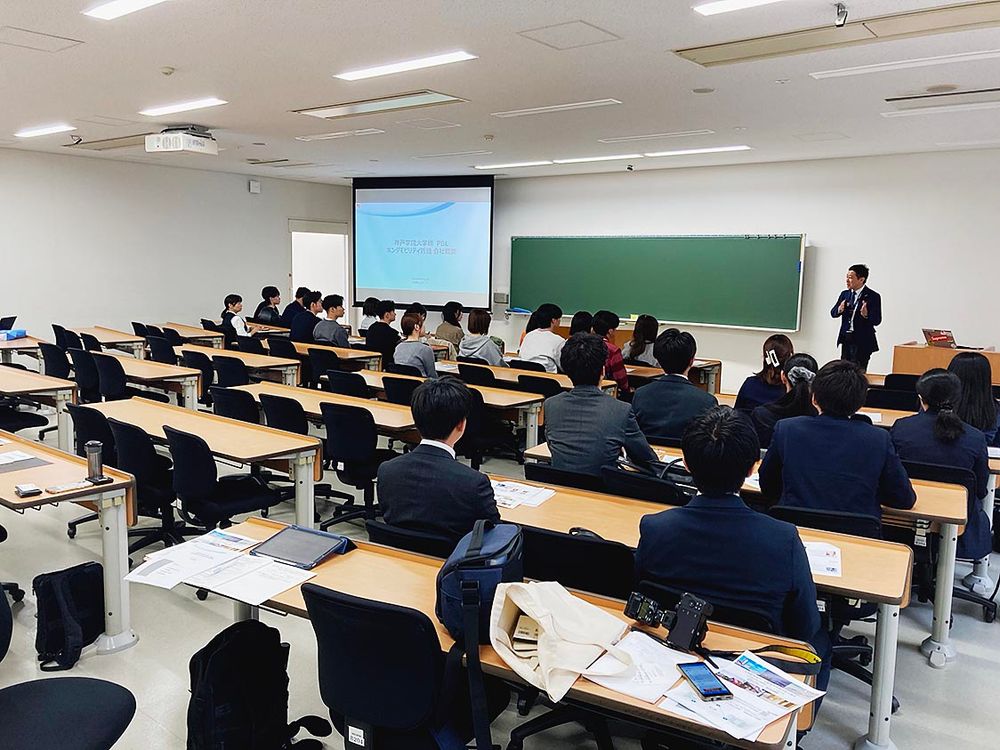 自動車業界の現状など、学生らは熱心に耳を傾けていた
