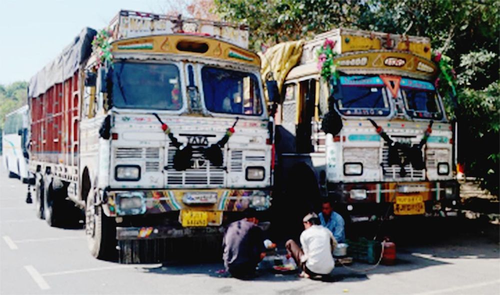 デリー市近郊の高速道路沿いに停まるタタの古いカーゴトラック。この程度の古さはインドでは現役で、過積載は日常茶飯事。車に対するユーザーの考え方の違いがイベコの人に理解できるかが、買収の成否を左右するポイントか（筆者撮影）