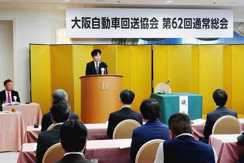 就任あいさつに臨む漆間氏
