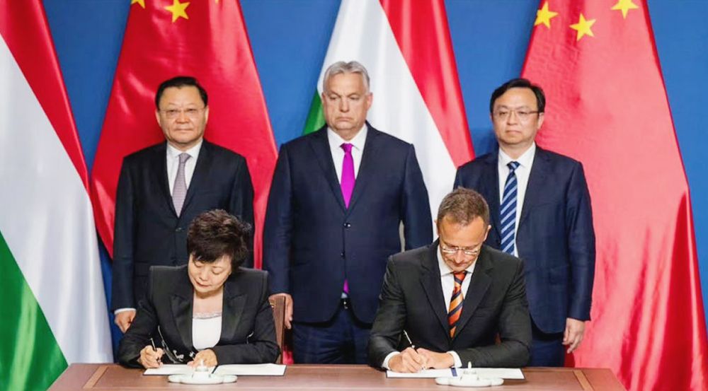 （写真３）オルバン首相出席の下でＢＹＤハンガリー進出調印式（プレスフォト）