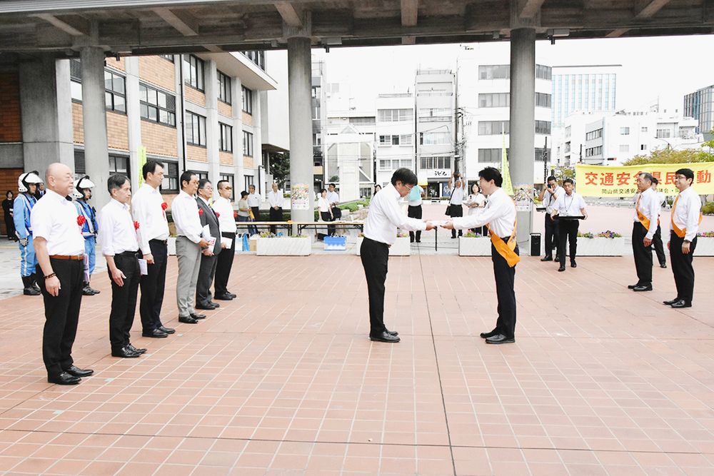 岡山県の交通安全県民運動推進大会で行われた団体による交通安全啓発資材の贈呈