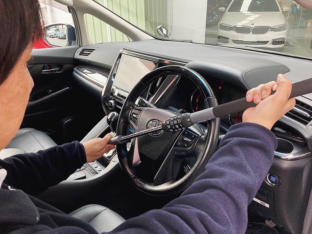 ハンドルを傷つけない加工を施し着脱しやすい軽さに仕上げた「ピットブルハンドルロック」