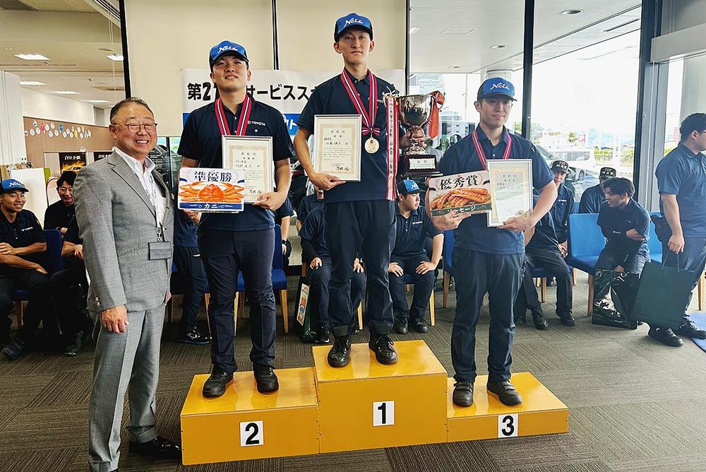 優勝した加藤さん(右から2人目)と遠藤道彦副社長(左端)