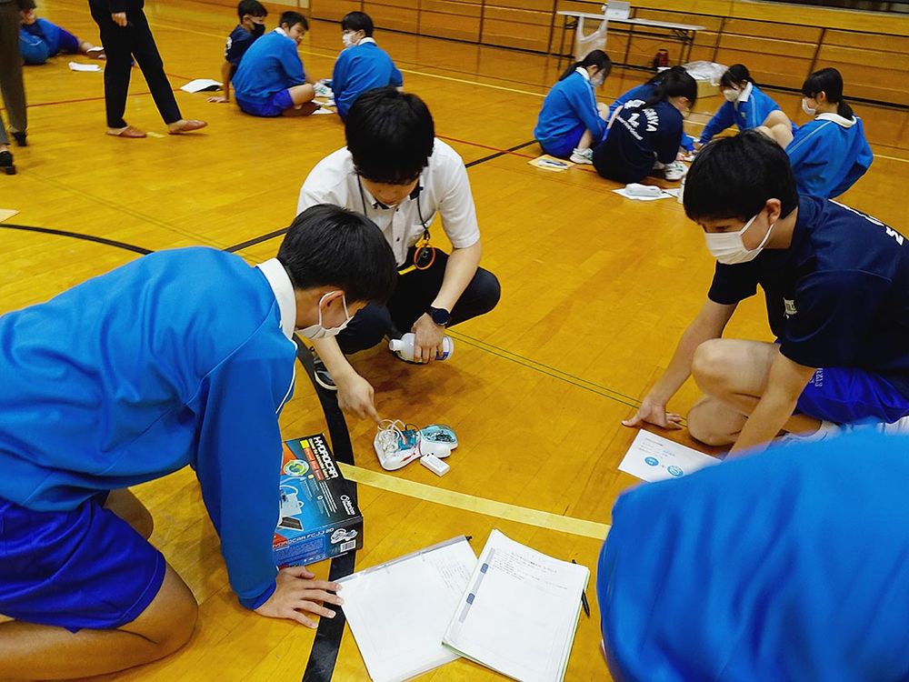 水素でミニカーを走らせ仕組みを学んだ