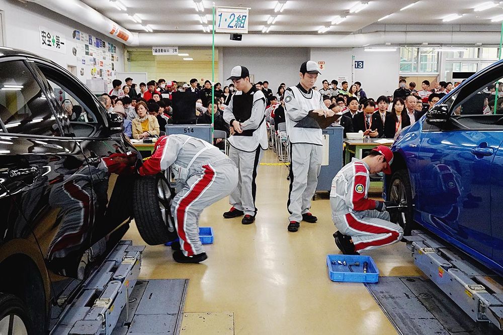 観客の前で整備技術を披露するトヨタ東京自大の学生達