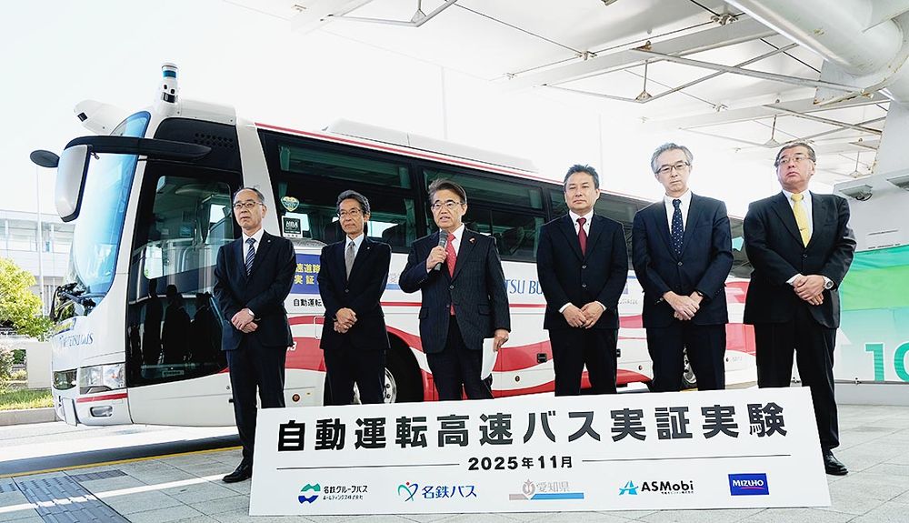  大村知事（左から３番目）と企業グループで２０２７年度の自動運転実装を目指す 