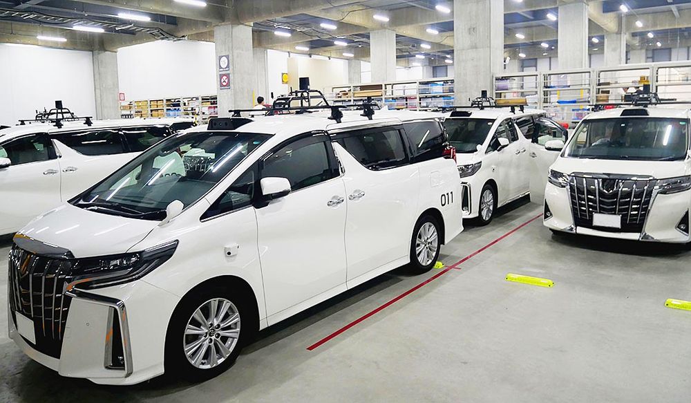 ニーズが明確な自動車向けに絞る
（ずらり並ぶ研究開発中の車両）