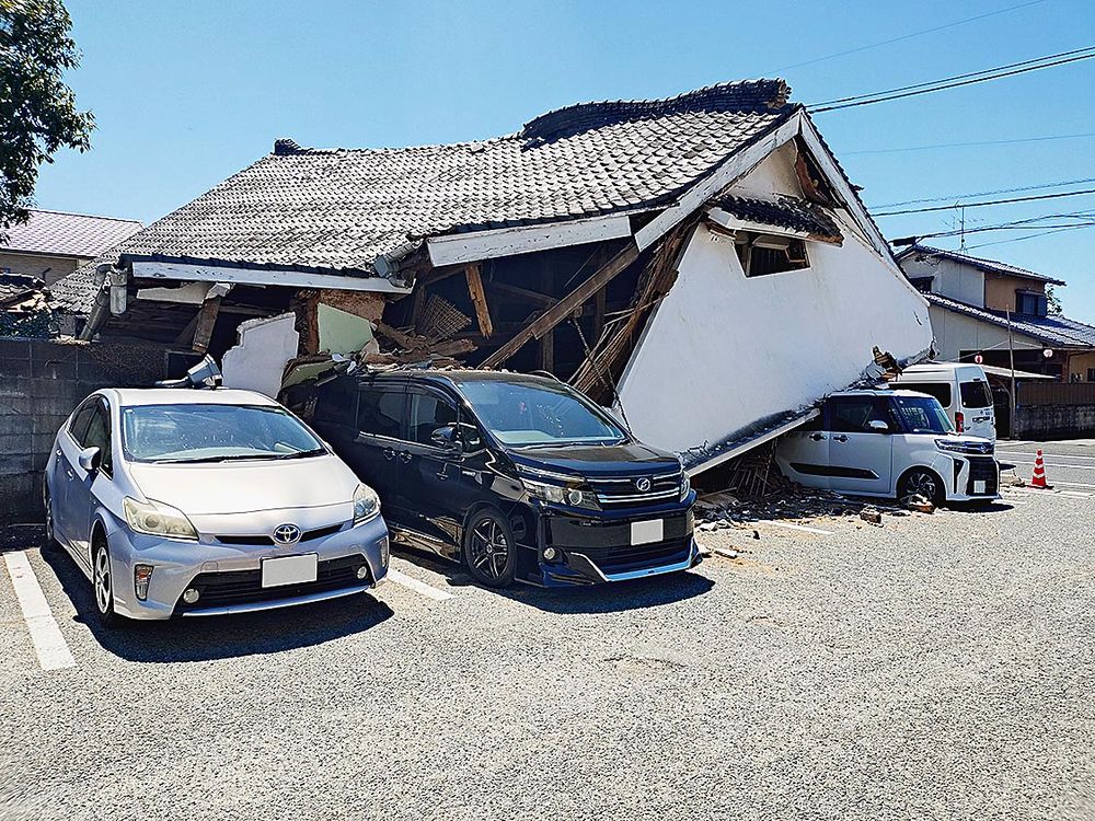 建物の下敷きになった車両（氷川町）