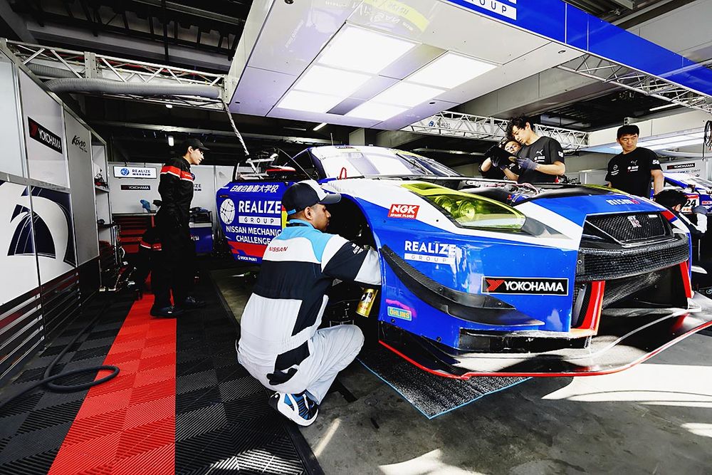 過酷なレースの現場に挑む日産・自動車大学校の学生達