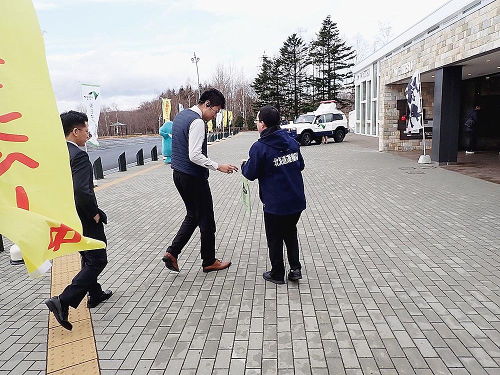 対象を乗用車まで拡大して脱輪防止を呼び掛ける道央道輪厚ＰＡ