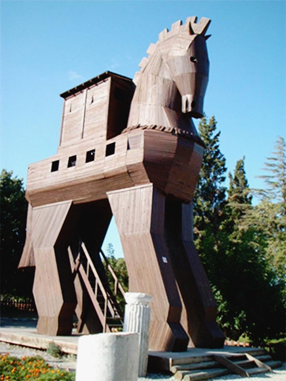 （写真１）エーゲ海交易で栄えていたトロヤの街。その遺跡後に立つトロイの木馬の像。観光客用に再現したもの。史実ではこの木馬の中にギリシャ兵が５０名隠れてトロヤを占領したとのこと