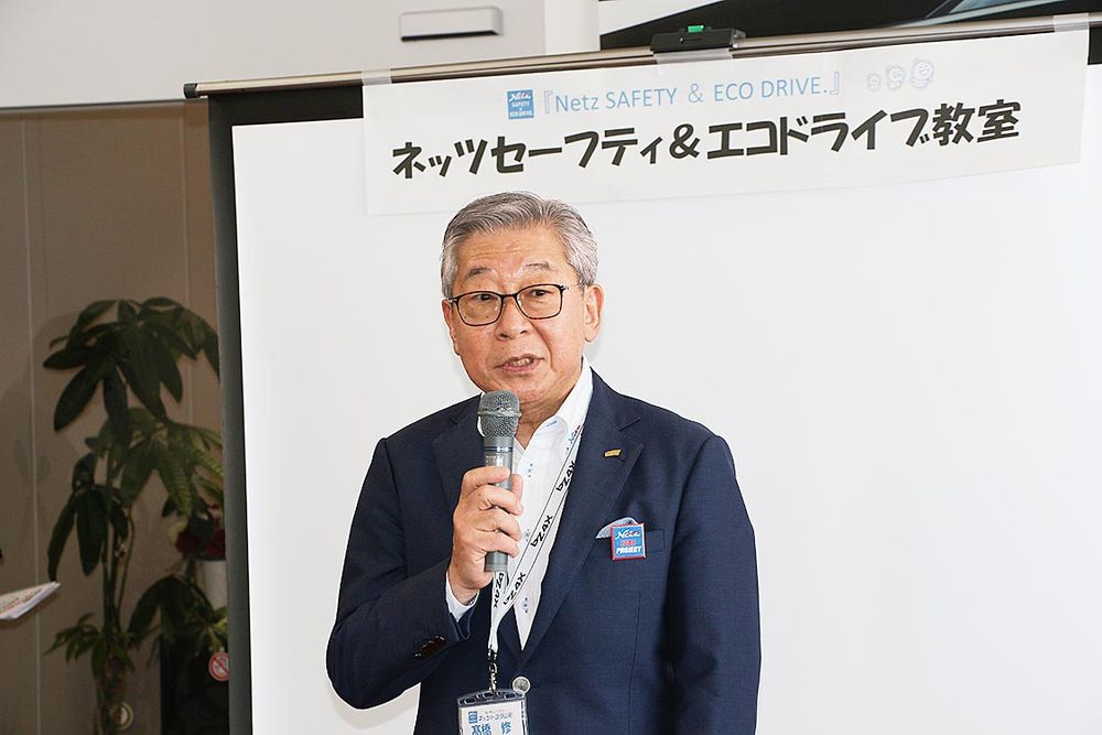 あいさつする髙橋社長