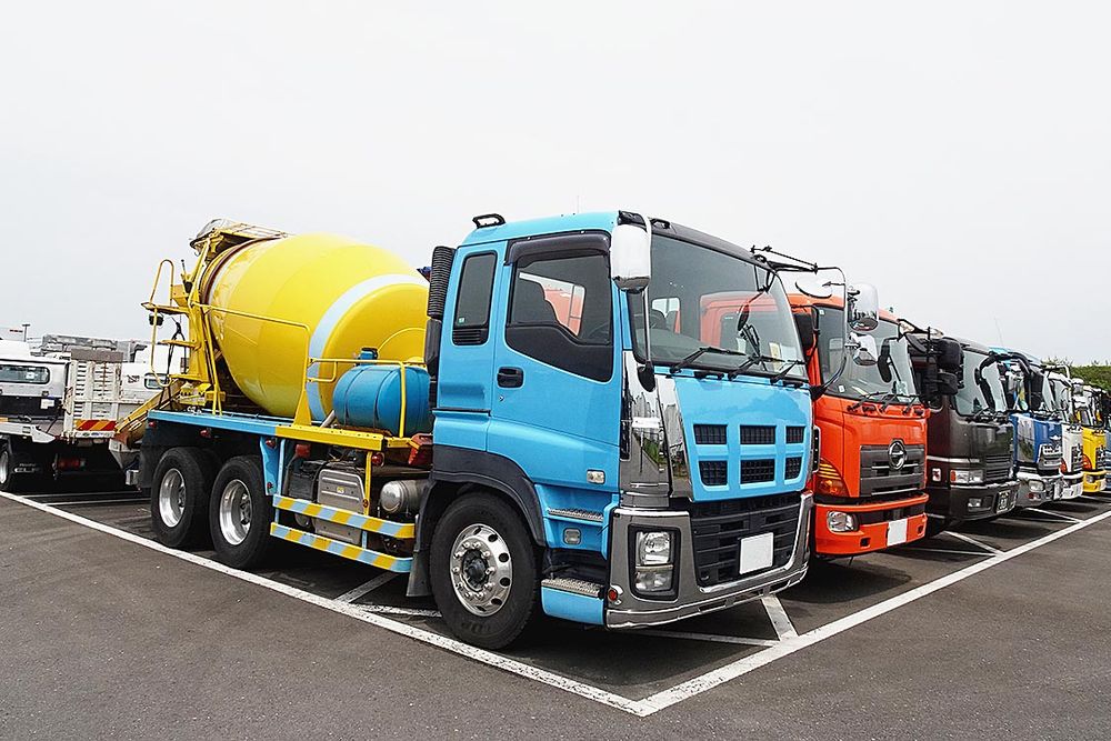 トラックはさまざまな色に塗られた車体が多い
